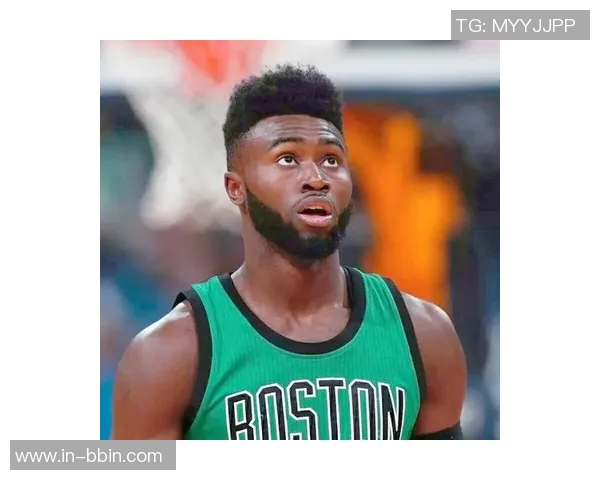 杰伦布朗首节火力全开半场表现出色砍下16分助球队稳住局势